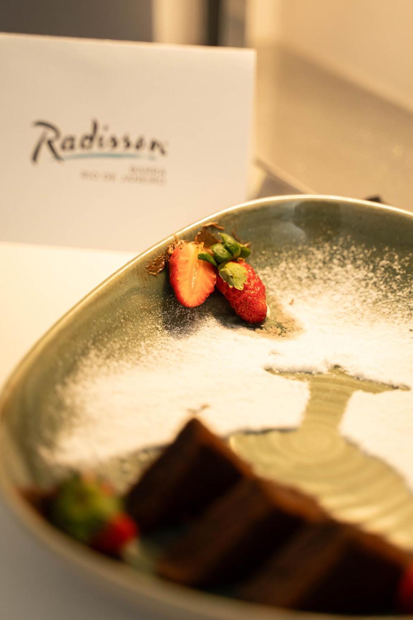 Radisson Rio De Janeiro Barra Hotel Luaran gambar A dessert at the restaurant