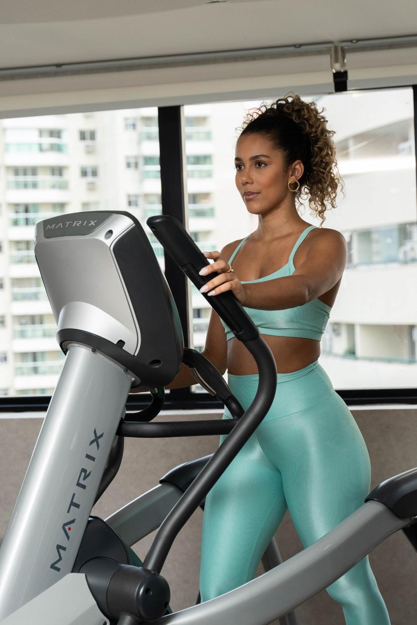 Radisson Rio De Janeiro Barra Hotel Luaran gambar A woman using a cross trainer