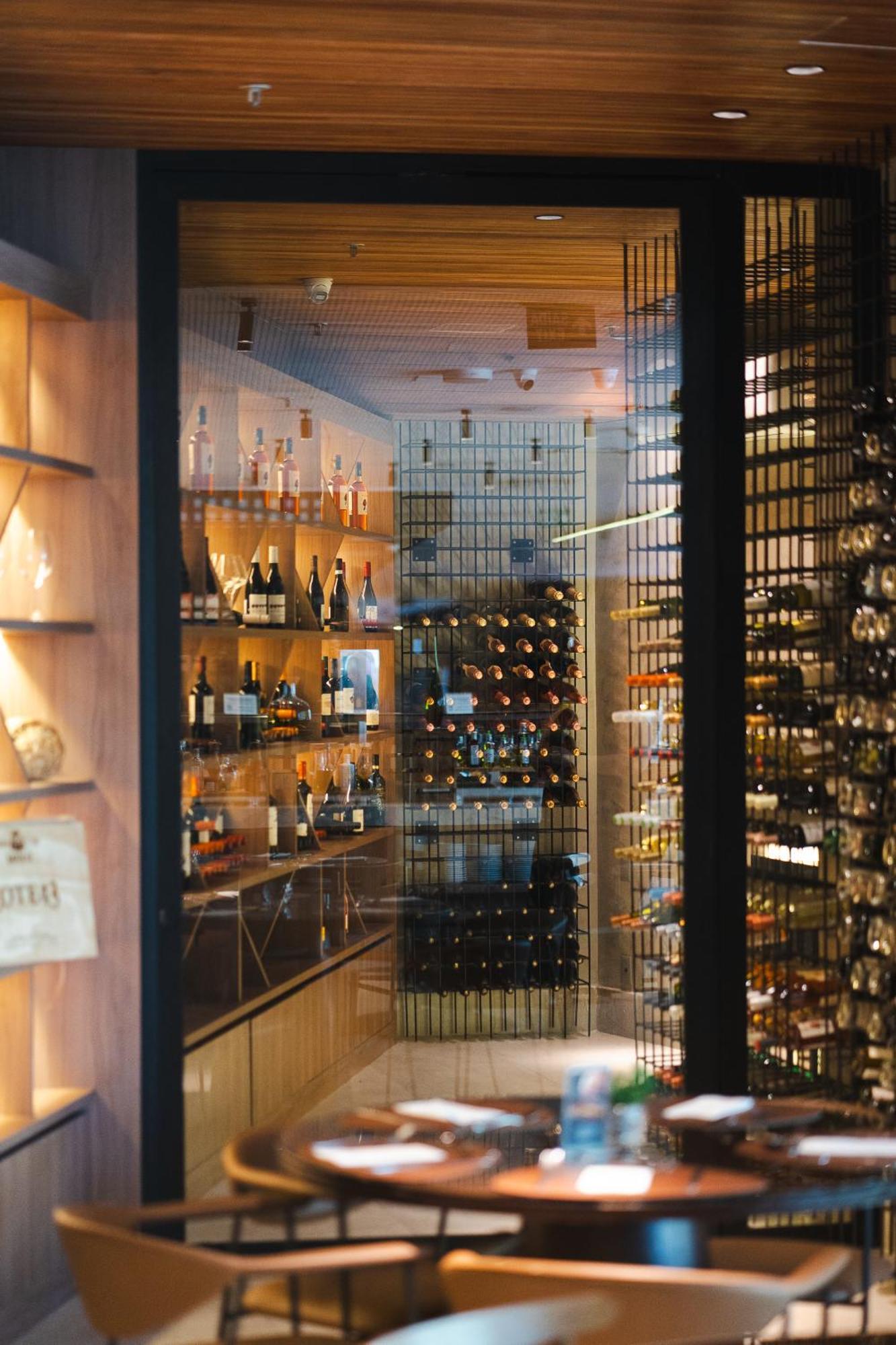 Radisson Rio De Janeiro Barra Hotel Luaran gambar Wine cellar