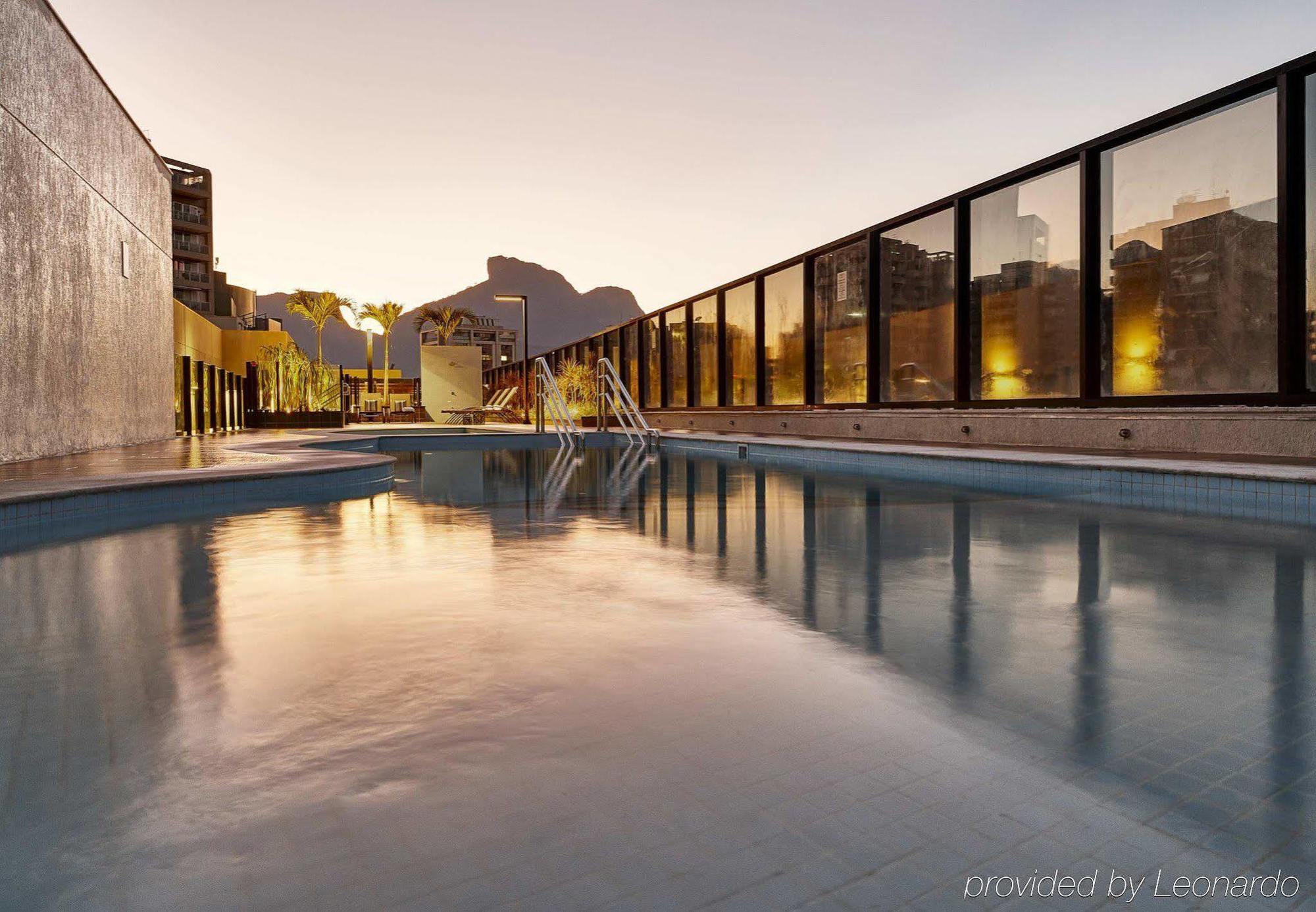 Radisson Rio De Janeiro Barra Hotel Luaran gambar The rooftop pool at the hotel
